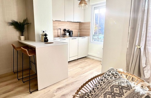 L'Isle-d'Abeau Condo | Balcony ★ Free Parking ★ AC ★ Pool | Modern 1 Bdr