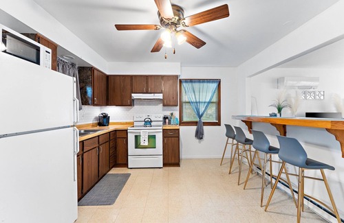 Chesterton House | Balcony/Patio/Separate Fenced Yard + Beach, Park & Downtown+close to Chicago
