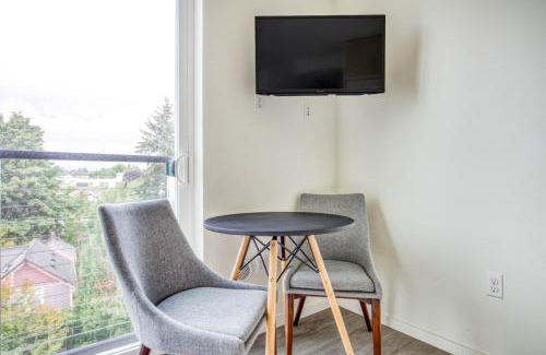 Old Ballard Apartment | Ballard Studio w Rooftop BBQ nr dining SEA-178