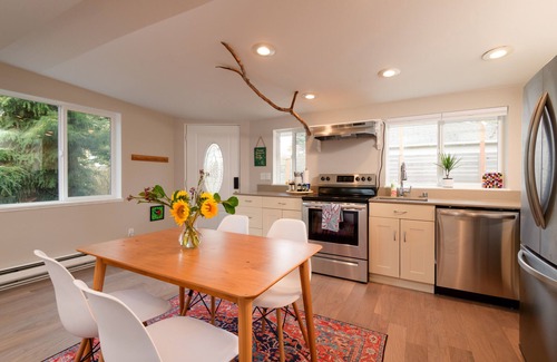 Loyal Heights Cottage | Ballard - Sunset Hill Guest House