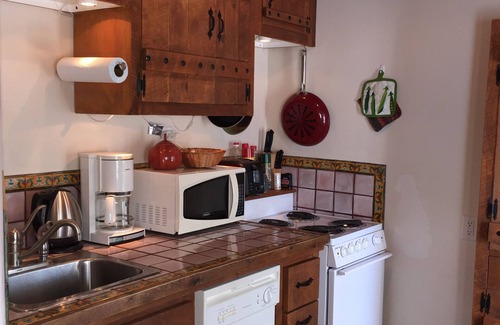Alamedan Valley House | Balloon Fiesta close to Charming, Historic, N. Valley Casita!