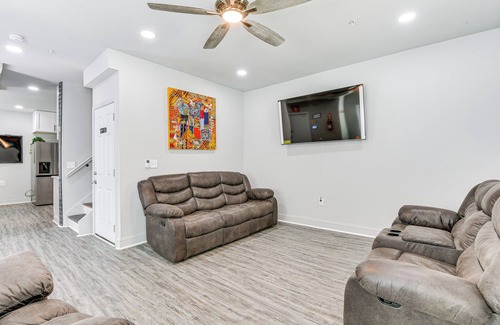 Mondawmin House | Baltimore Townhome w/Private Rooftop Patio!