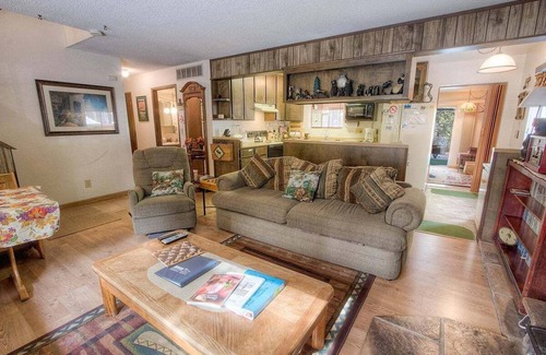 Y Area House | Bambi's Buck House - Moderately Priced w/Pool Table, BBQ, FP. Walk to Restaurants (CYH1201)