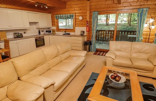 Kenwick Cottage | BAMBOO RETREAT, character holiday cottage, with hot tub in Louth