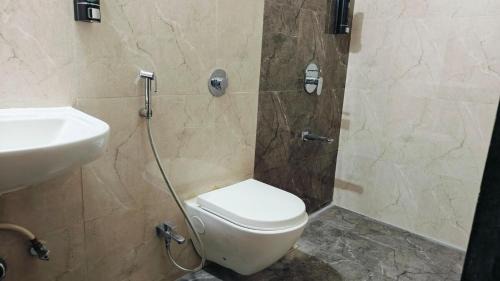 Baner Apartment | Bamboo Stays 3bhk with Skylounge & pool