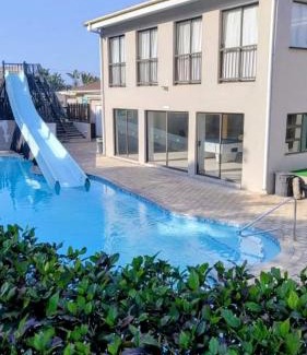 Melville House | Banana Beach Getaway