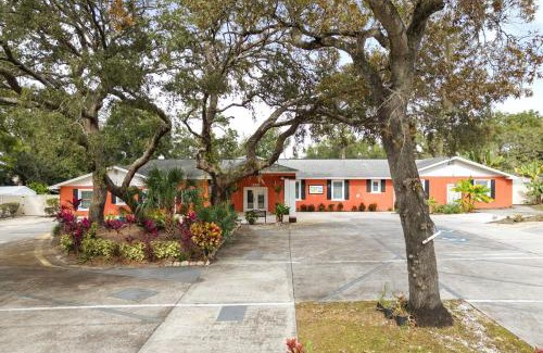 Orlovista House | Banana Leaf Villa-Vintage Vibes- King Suite