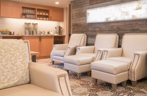 Banff Apartment | Banff Getaway with Unique Decor/Hot Pools On-Site