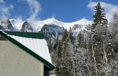 Harvie Heights Hotel | Banff Woods lodge