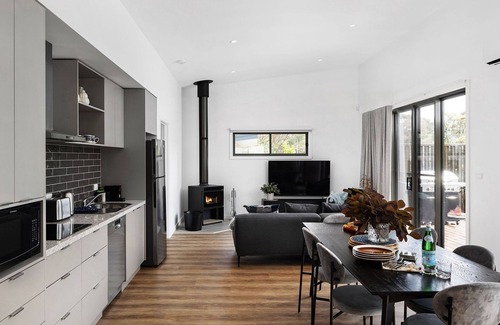 Eganstown House | Banksia Villa- Modern two bedroom Villa with country views
