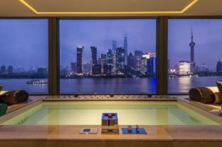 The North Bund Hotel | Banyantree Shanghai On the Bund - Tales rooftop bar boasts a jaw-dropping panoramic vista