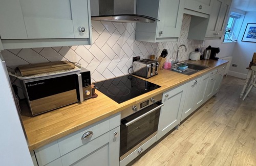Tenby Cottage | Barafundle cottage, Wynd Hill Hideaway - walk to Coast Path, beach and pub!