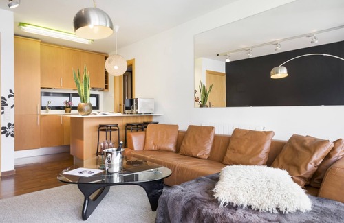 Sant Gervasi Apartment | Barcelona: Bright Apartment in Sarrià-San Gervasi