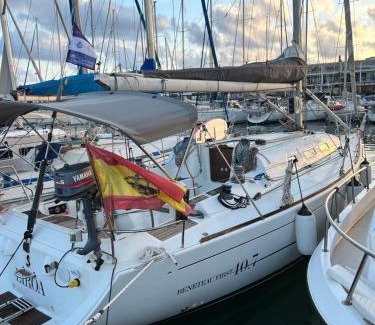 Ensanche Diputacion Boat Rental | Barco EIROA en Alicante centro, Real club de regatas