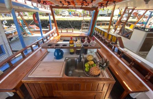 Mambucaba Boat Rental | Barco Ilha dos Cocos passeios e pesca esportiva em Paraty