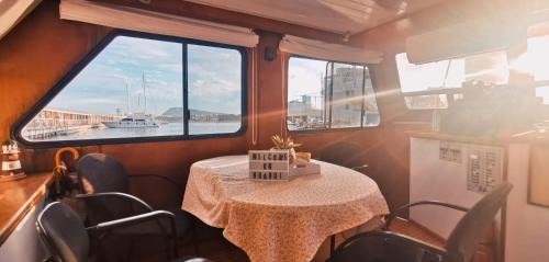 Poblats Maritims Boat Rental | Barco muy espacioso con dos terrazas Valencia CENTRO!