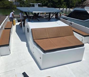 Downtown Cancun Boat Rental | Barco privado de lujo para tu familia y amigos en Cancun-isla mujeres