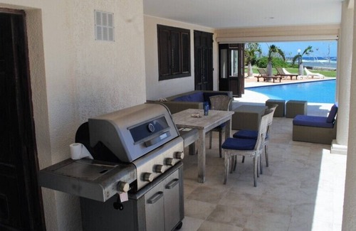 Teouma Villa | Barefoot beachfront Luxury