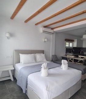 Aliki Apartment | Barewake's Place 3 Cosy Apt perfect for romantic getaway by the sea
