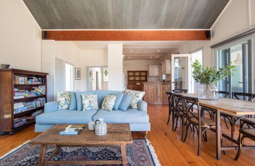 Flinders House | Barker Cottage with Spa in Flinders