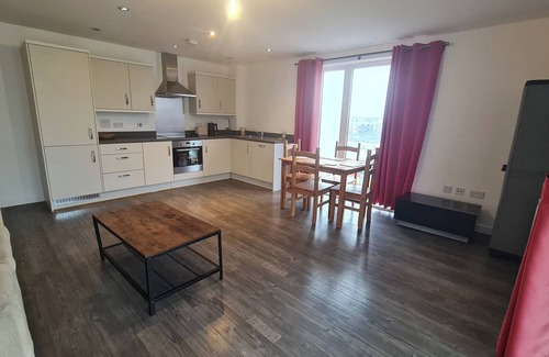 Thames Apartment | Barking 2 Bed Apt with Parking & Good Travel Links