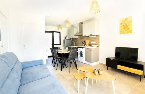 Assier House | Barn La Roca Masia - Les Tournesols, swimming pool, garden, 3 bedrooms 6/8 people