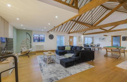 Uckfield House | Barn with Hot Tub, Pool Table & Pizza Oven