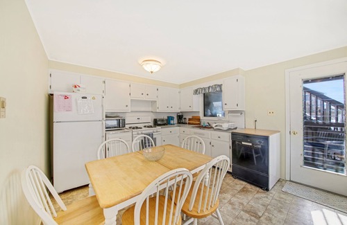 Beach Haven Cottage | Barnegat Light EASY walk to guarded ocean and bay beaches- 1st floor duplex