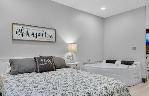 Berlin Apartment | Barnwood Suite - Main Street Lodge in Berlin