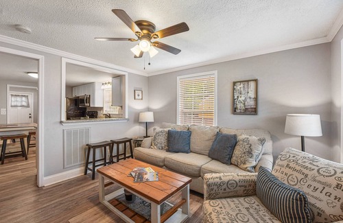 Lookout Valley Neighborhood Association House | Base of Lookout Mountain - 1 mile to The Venue - 10 minutes to Downtown hiking