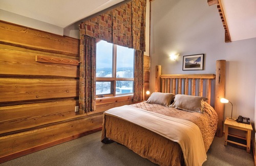 Golden Cabin | Basecamp Lodge Golden | Family Room