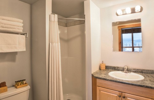 Golden Cabin | Basecamp Lodge Golden | Queen Room