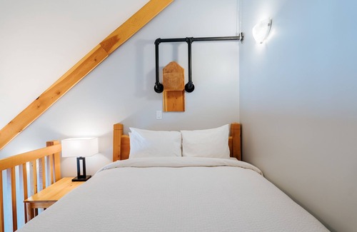 Golden Cabin | Basecamp Lodge Golden | Queen Suite Room
