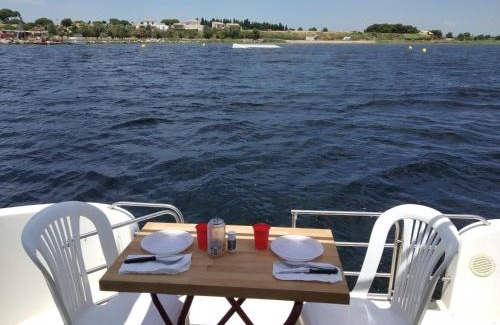 Beziers Boat Rental | Bateau 6 personnes sans permis terrasse à quai
