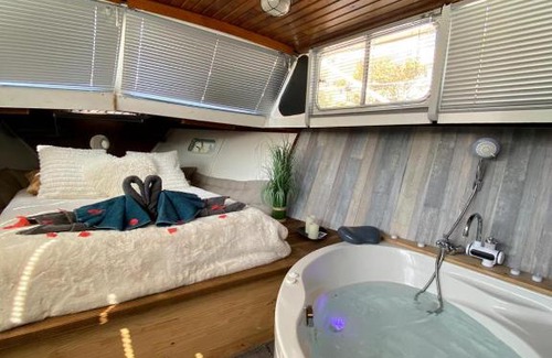 Anatole France Boat Rental | Bateau Fellowship