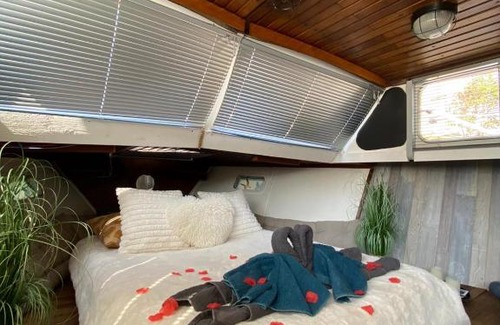 Anatole France Boat Rental | Bateau Fellowship