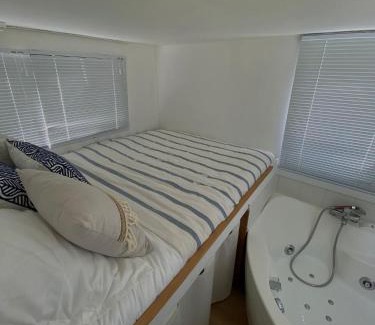 Anatole France Boat Rental | Bateau Mama Mia
