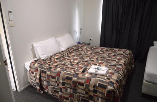 Mount Panorama House | Bathurst Goldfields 4 Bedroom and 4 Ensuite Cabin 428 Conrod Straight Mount Panorama