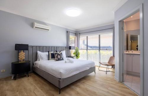 Carindale House | Bauhaus Design 5 Bedrooms Home at Carindale