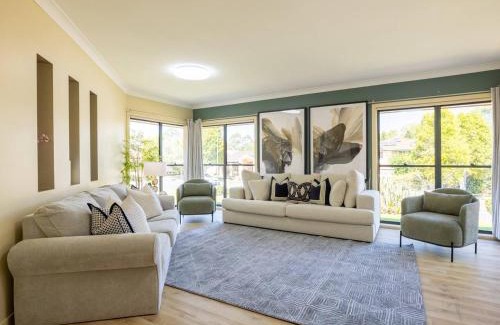 Carindale House | Bauhaus Design 5 Bedrooms Home at Carindale