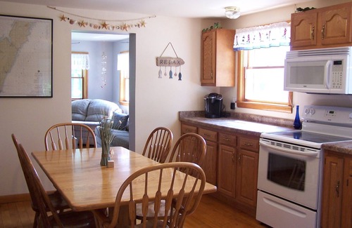 Oconto Cottage | Bay Breeze Cottage - 4 Season Fully Outfitted Vacation Getaway!