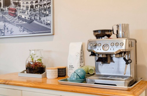 Curlewis House | Bay Breeze Retreat - Pet friendly