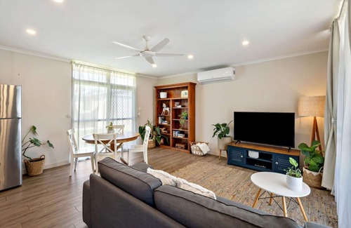 Deception Bay House | Bay Breeze - Sleeps 4 - Walk to Bay