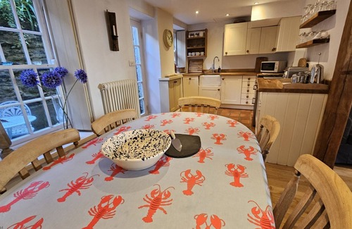 Portloe Cottage | Bay Cottage - a cottage that sleeps 6 guests in 3 bedrooms