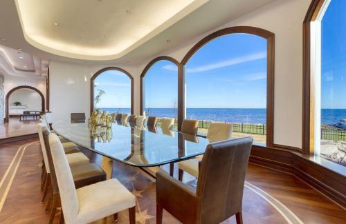 Dameron House | Bay Estate by AvantStay Waterfront Private Pond