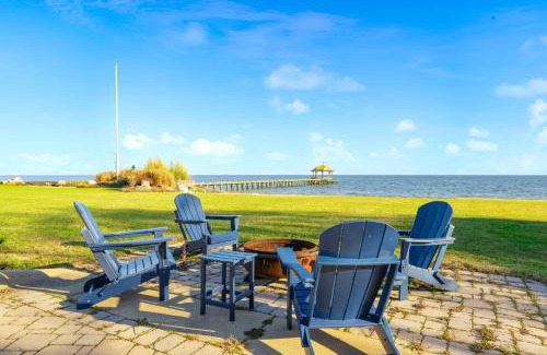 Dameron House | Bay Estate by AvantStay Waterfront Private Pond