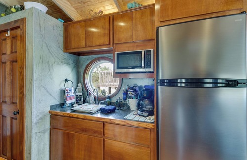 Shoreline Park Apartment | Bay St Louis Houseboat 6 Mi to Old Town & Beach!