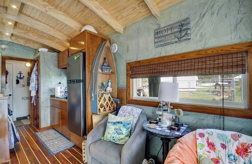 Shoreline Park Apartment | Bay St Louis Houseboat 6 Mi to Old Town & Beach!