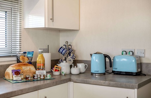 Hamworthy House | Bay View 2 Bed Lodge with Sea Views Poole Harbour Sleeps 4