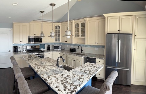 Avalon House | Bayfront Beauty - Delightful 6-bedroom house with AC in Avalon